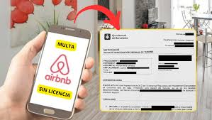 Pantalla de teléfono móvil mostrando una multa por operar en Airbnb sin licencia, junto con una copia del aviso de la multa emitido por el gobierno local.