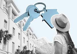 Mujer con mapa mirando un edificio de apartamentos mientras un llavero con llaves y silueta de casa simboliza la compra o alquiler de vivienda vacacional.