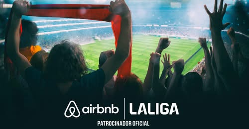 Airbnb y LaLiga: El Fichaje del Verano que Une Fútbol y Viajes. Logo de Airbnb y LaLiga en un estadio con fans celebrando, patrocinador oficial de La Liga.