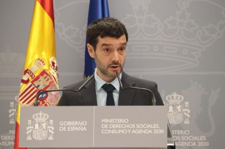 El Ministro de Consumo, Pablo Bustinduy, hablando durante una rueda de prensa en el Ministerio de Derechos Sociales, Consumo y Agenda 2030. The Minister of Consumption, Pablo Bustinduy, speaking at a press conference at the Ministry of Social Rights, Consumption, and Agenda 2030.